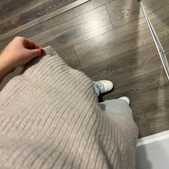 Aritzia Turtleneck Sleeveless woven sweater - Picture 4 of 5